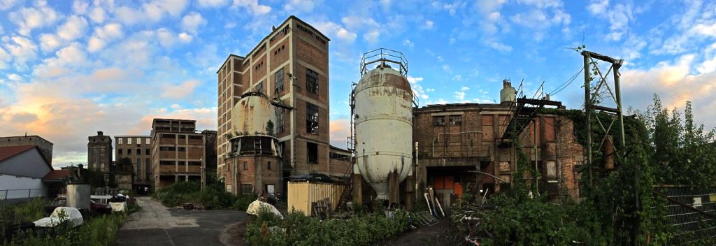 Seit 1970 ist die ehemalige Cellulose-Fabrik Phrix in Okriftel geschlossen. Derzeit sind dort unter anderem Künstler untergekommen.